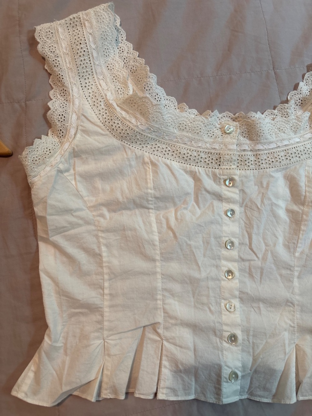 Doen Cream Eyelet Lace-Trim Button Front Cropped Top - Picture 4 of 16